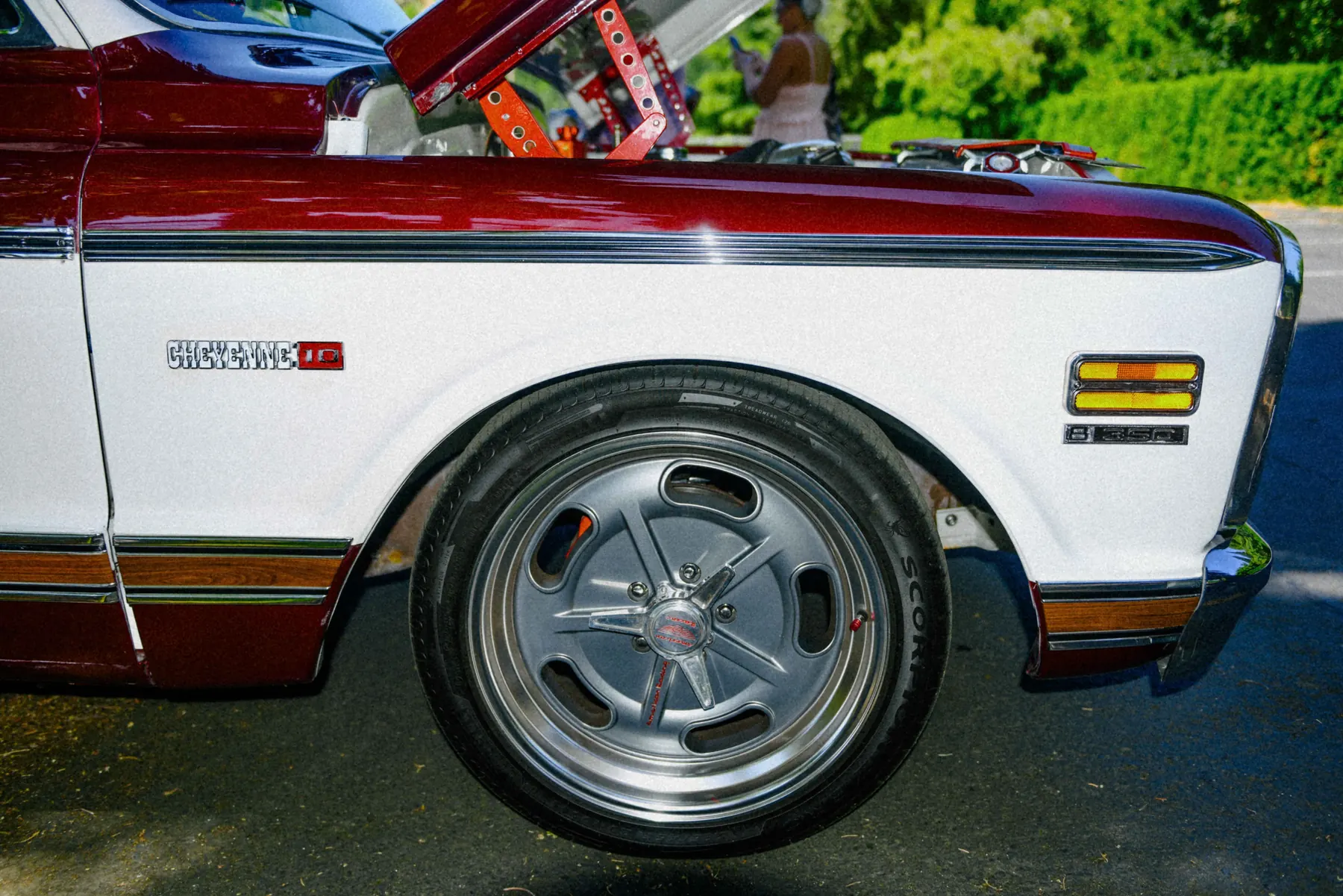 Alec Autry close-up detail from a classic car at Hot Rods and Dad Bods 2026, photo 35.